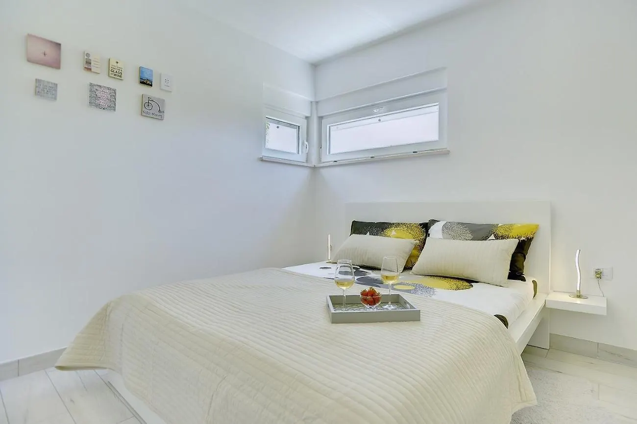 Gepflegtes Ferienhaus Mit Moderner Ausstattung, Parkplatz, Klima Fazana