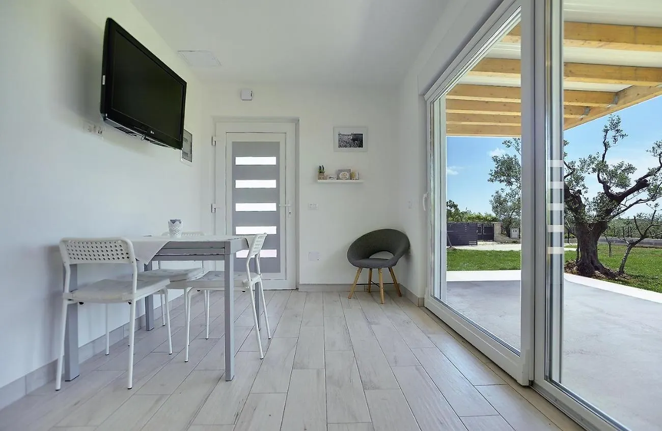 Gepflegtes Ferienhaus Mit Moderner Ausstattung, Parkplatz, Klima Fazana 0*,